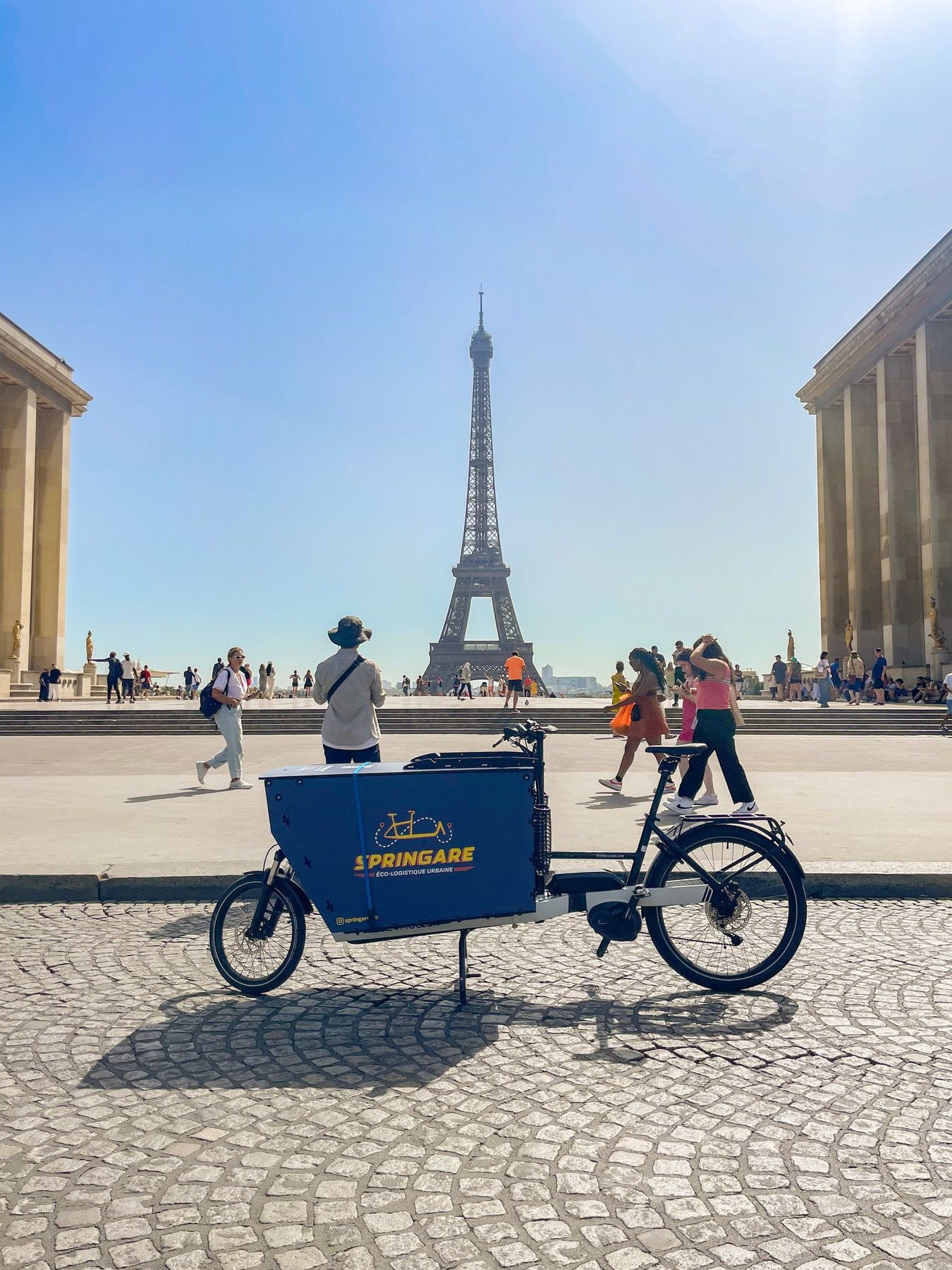 Un vélo cargo Springare stationné sur le parvis du Trocadéro, la tour Eiffel en arrière-plan